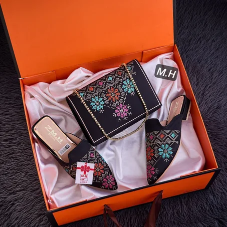 طقم نسائي أنيق – حقيبة وحذاء بتصميم تراثي عصري