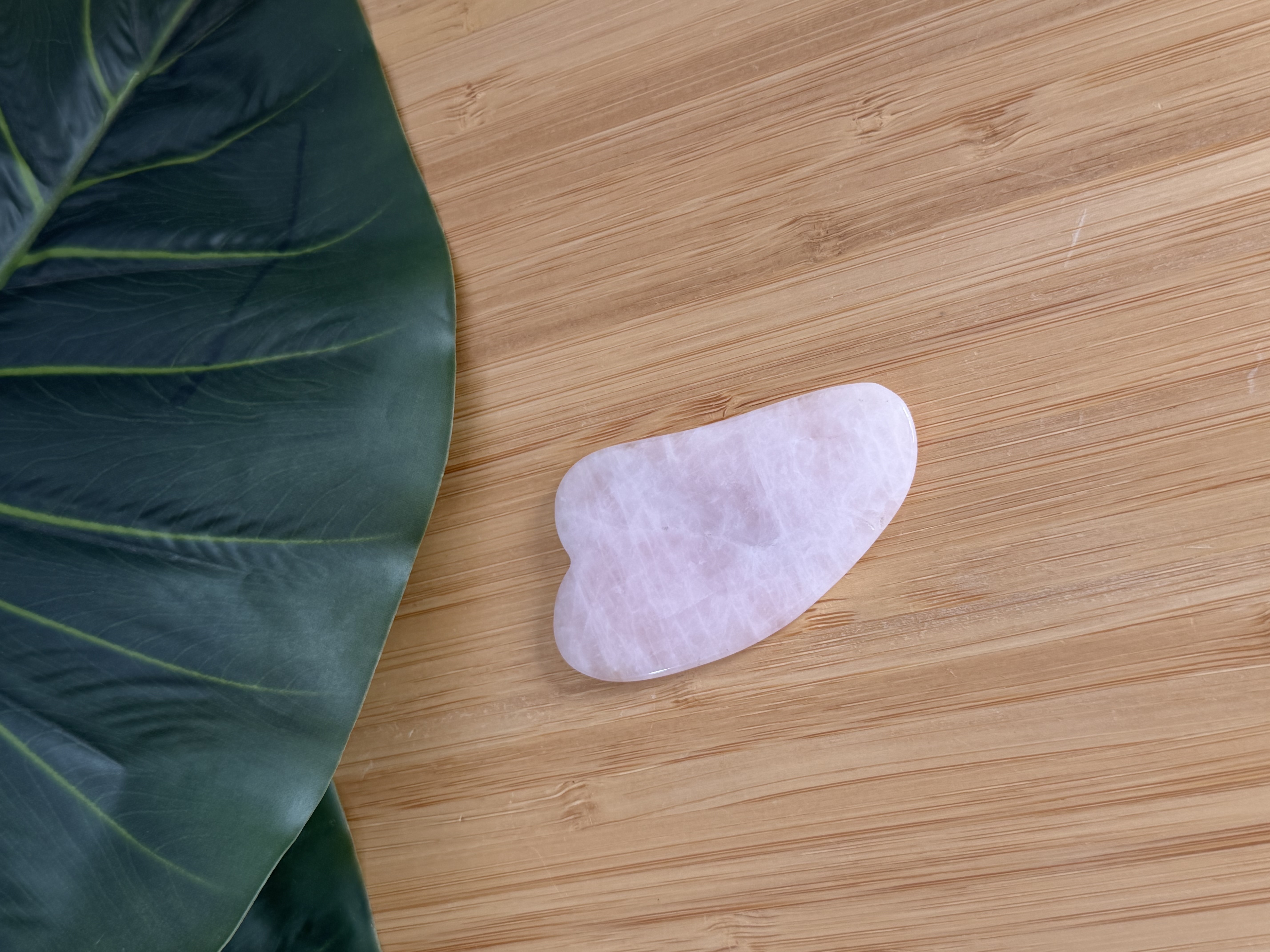Gua sha petit format en quartz rose