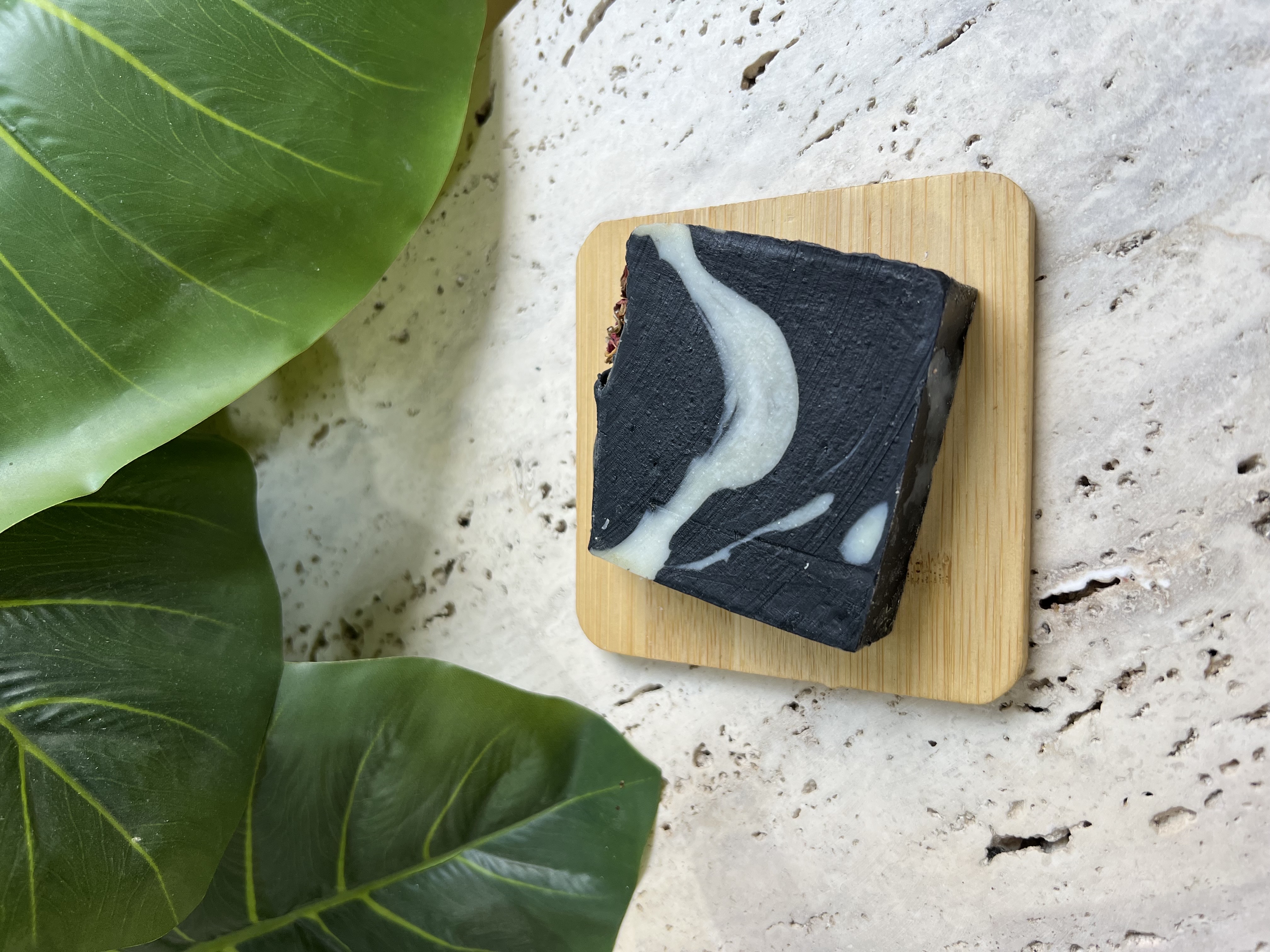 Savon naturel au charbon actif