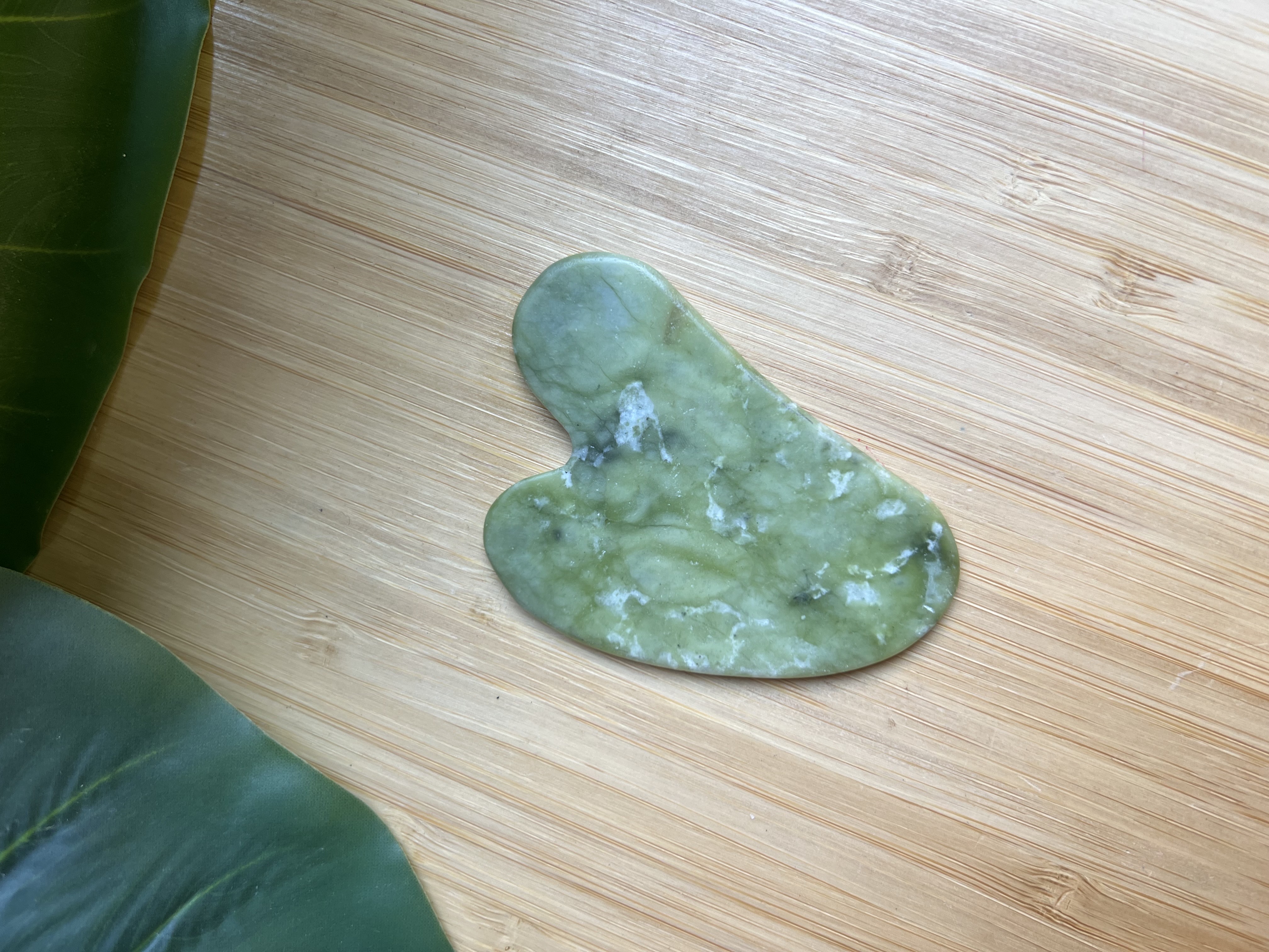 Gua Sha en pierre de jade