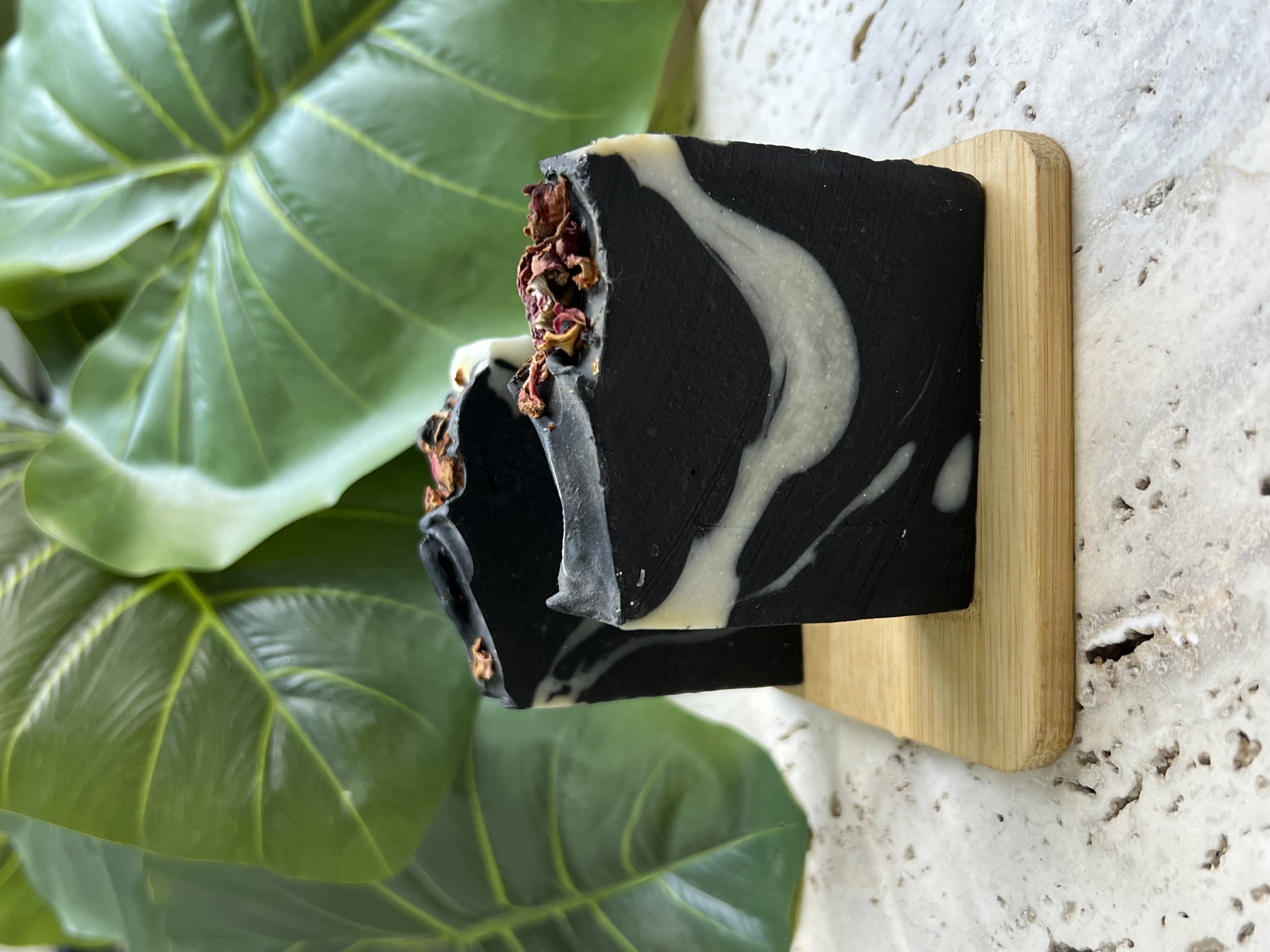 Savon naturel au charbon actif