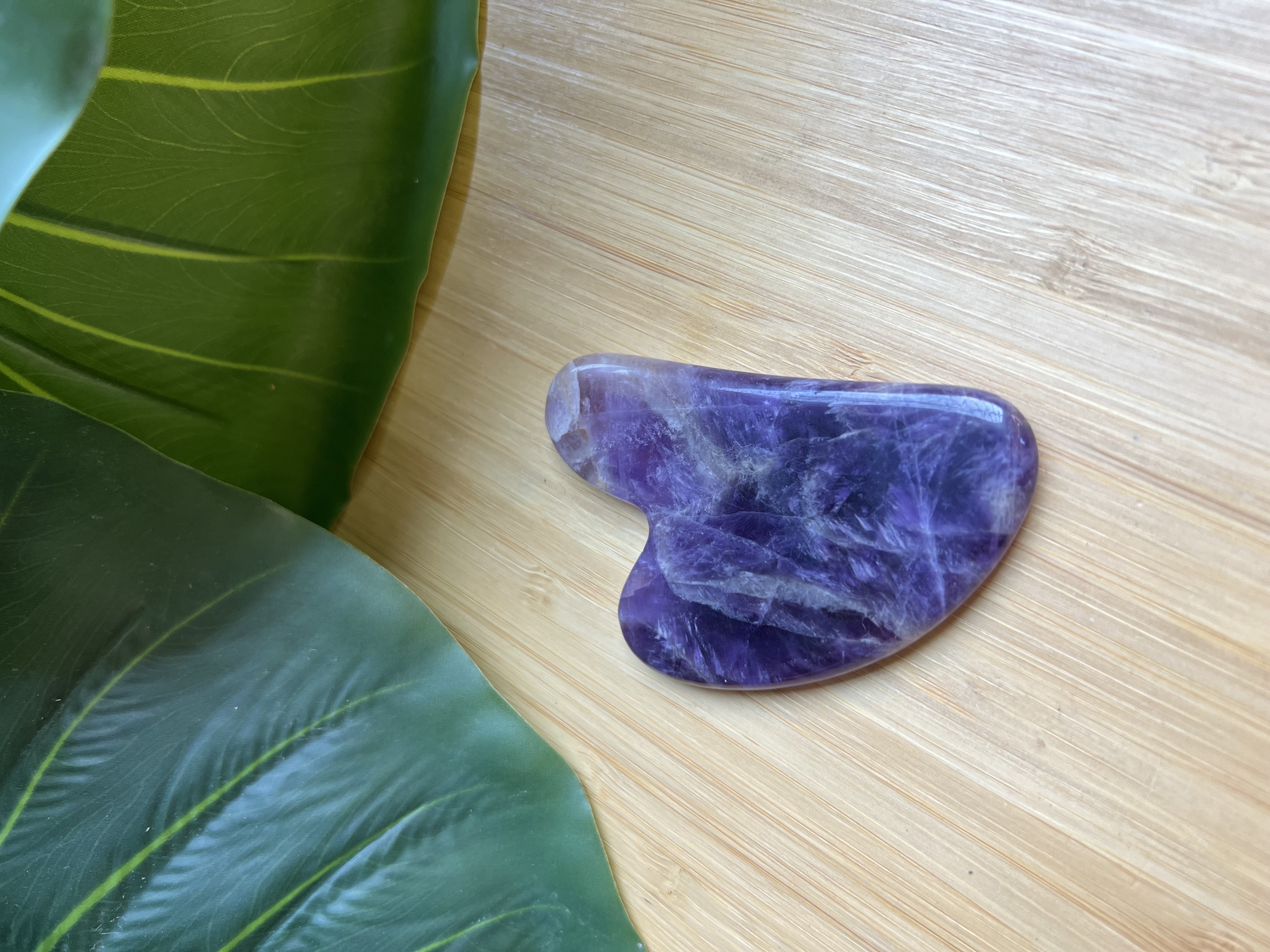 Gua Sha en pierre d'amethyste