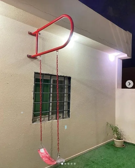 أرجوحة حائطية مخصصة للأطفال