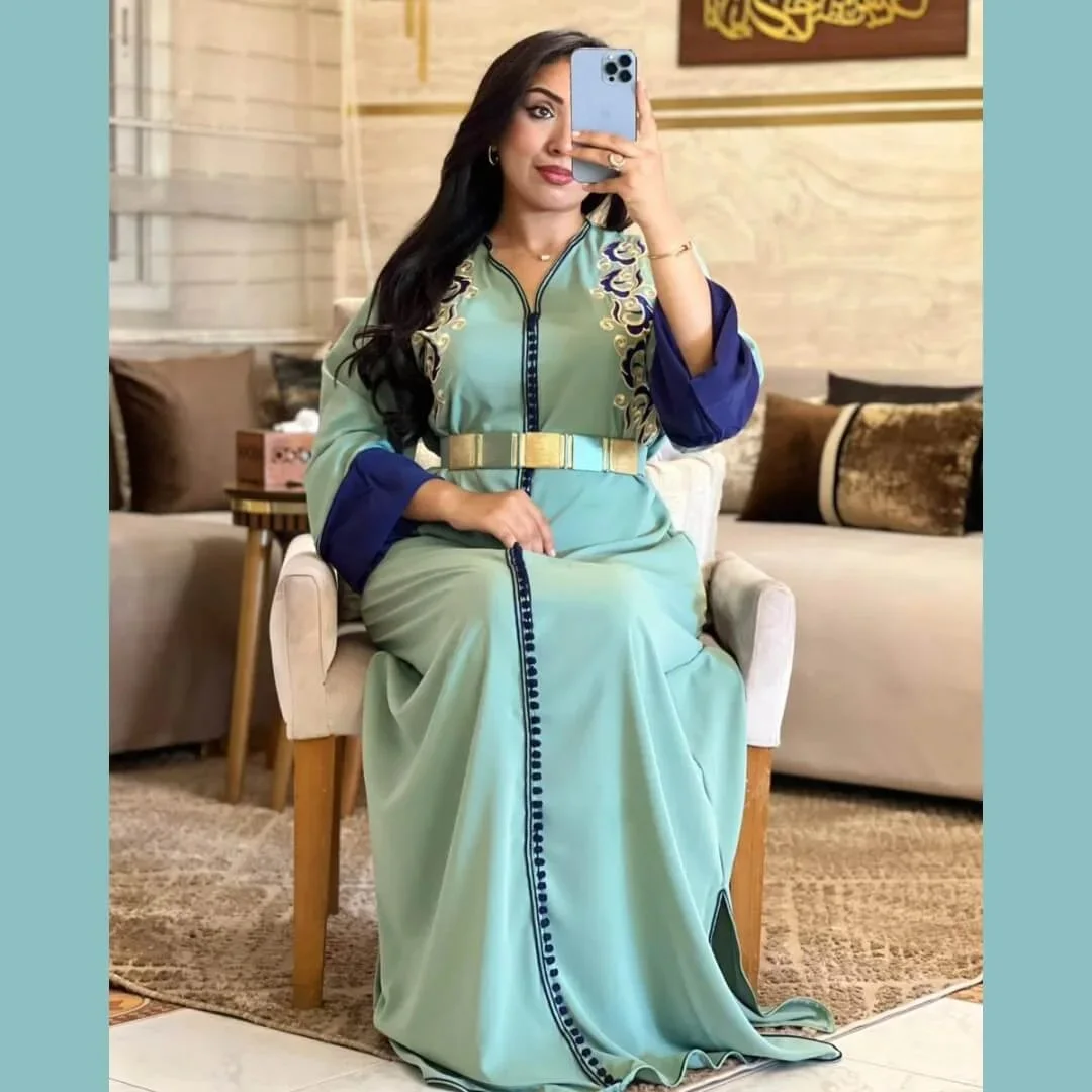 Caftan Hammawi en crêpe –Broderie d’épaule, ceinture, manches doublées (tailles L à 3XL)