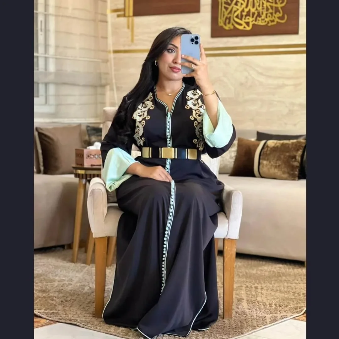 Caftan Hammawi en crêpe –Broderie d’épaule, ceinture, manches doublées (tailles L à 3XL)