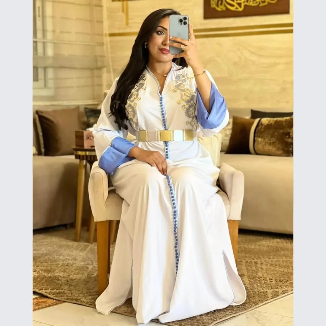 Caftan Hammawi en crêpe –Broderie d’épaule, ceinture, manches doublées (tailles L à 3XL)