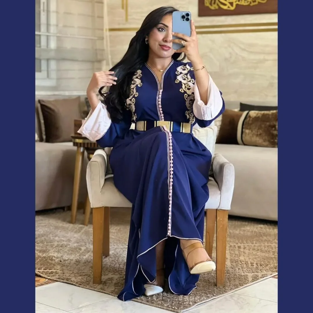 Caftan Hammawi en crêpe –Broderie d’épaule, ceinture, manches doublées (tailles L à 3XL)