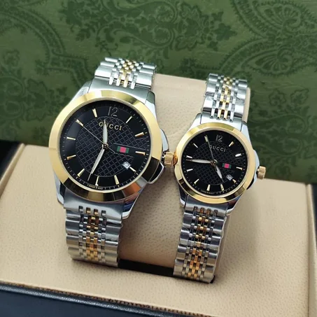 ساعة Gucci كوبل بوجه أسود وإطار ذهبي ثنائي اللون