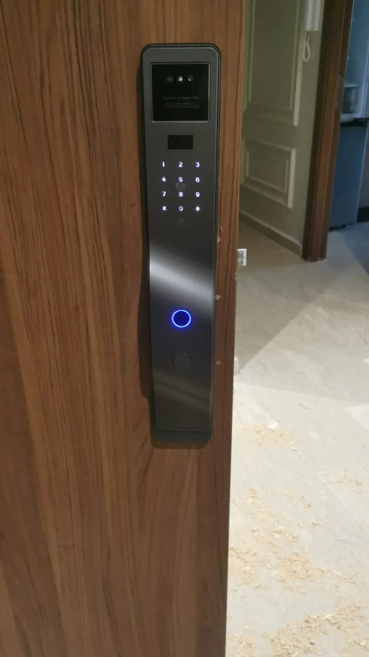 Serrure Intelligente URUS – Sécurité Premium avec Accès Biométrique et Connectivité Wi‐Fi
