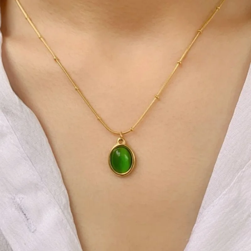 قلادة ذهبية بحجر دائري ملوّن – تصميم أنيق