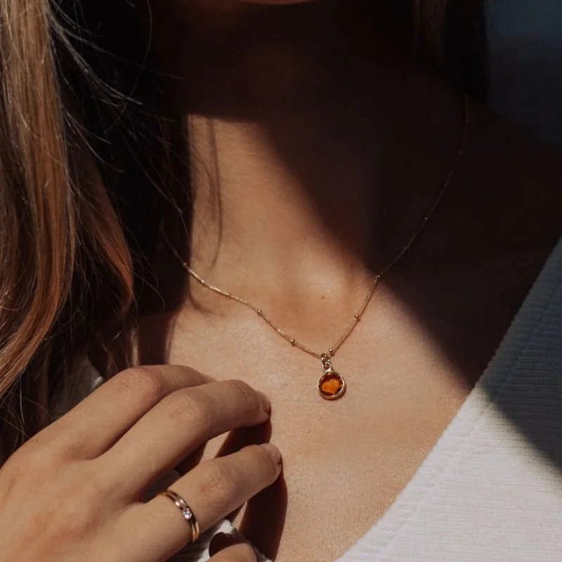 قلادة ذهبية بحجر دائري ملوّن – تصميم أنيق