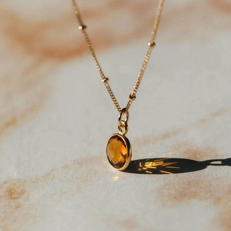 قلادة ذهبية بحجر دائري ملوّن – تصميم أنيق