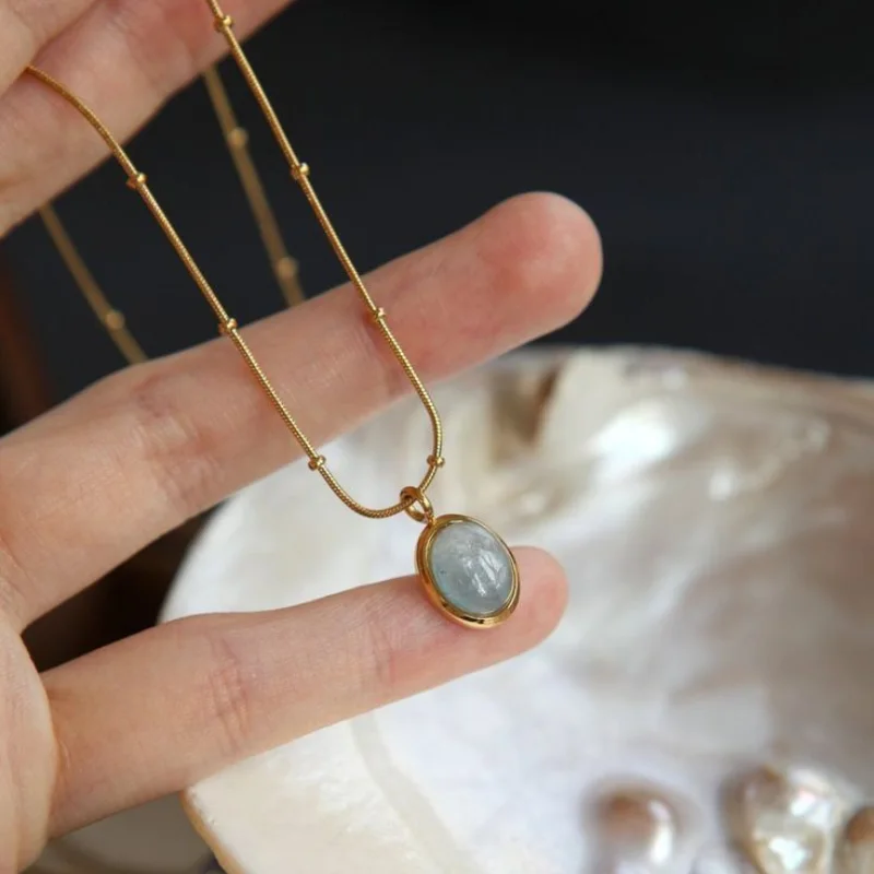 قلادة ذهبية بحجر دائري ملوّن – تصميم أنيق