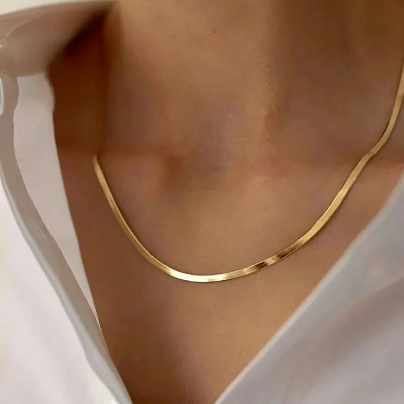 قلادة ذهبية ناعمة بتصميم عصري أنيق