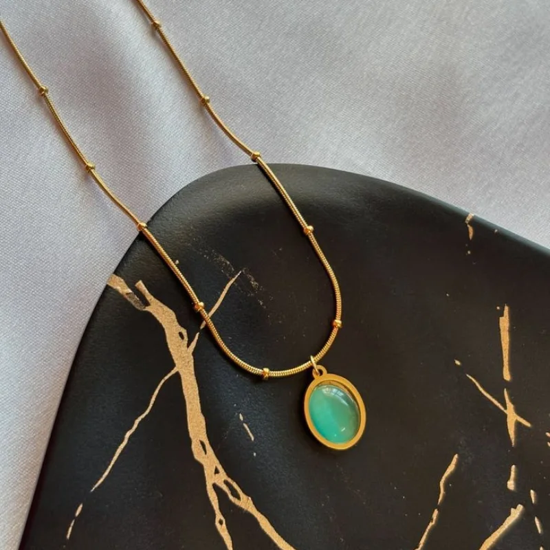 قلادة ذهبية بحجر دائري ملوّن – تصميم أنيق