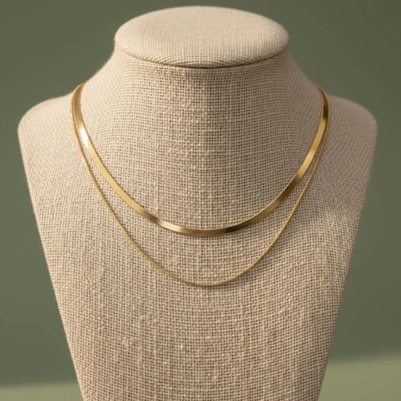 قلادة ذهبية ناعمة بتصميم عصري أنيق