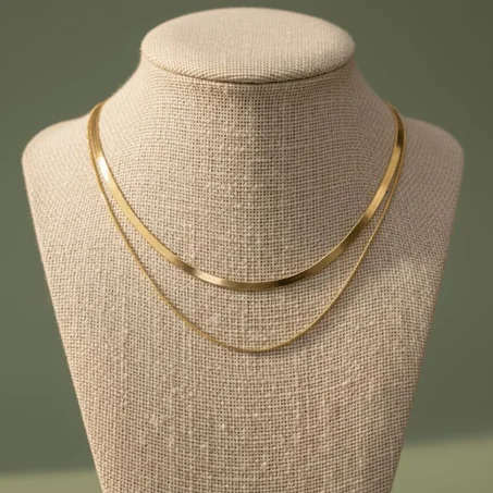 قلادة ذهبية ناعمة بتصميم عصري أنيق