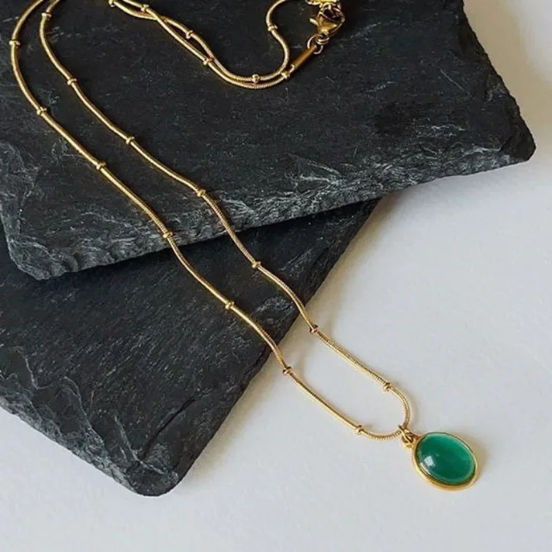 قلادة ذهبية بحجر دائري ملوّن – تصميم أنيق