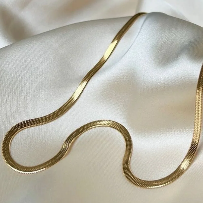 قلادة ذهبية ناعمة بتصميم عصري أنيق