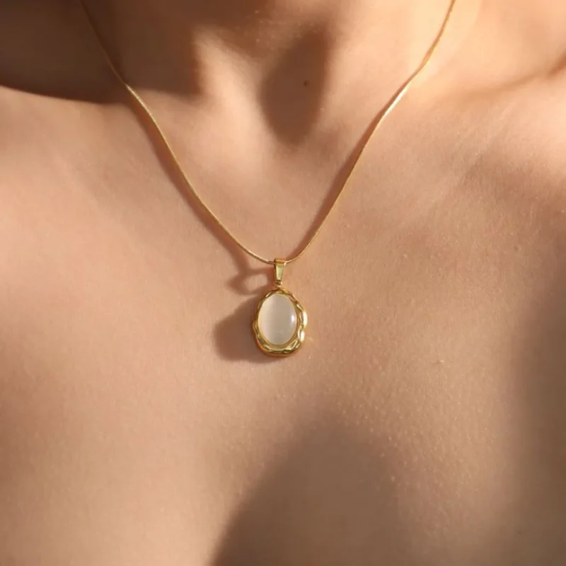 قلادة ذهبية بحجر دائري ملوّن – تصميم أنيق