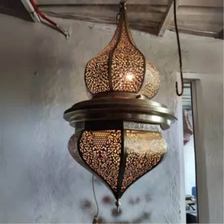 ثريا تقليدية بنقوش مغربية – فخامة تنبض من السقف