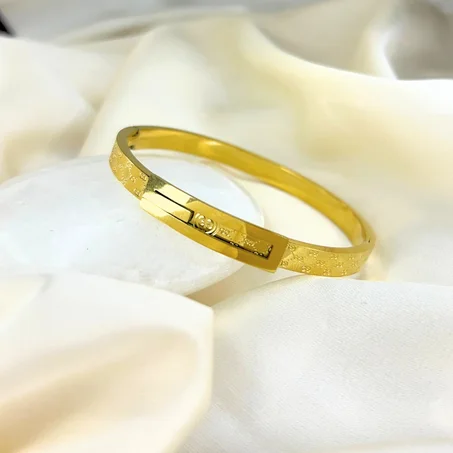 Bracelet doré féminin au design raffiné