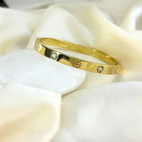 Bracelet doré léger et chic