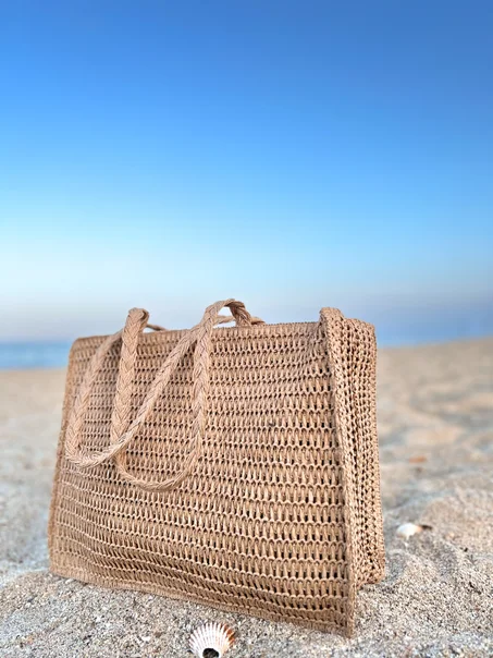 Sac de plage tressé au style naturel