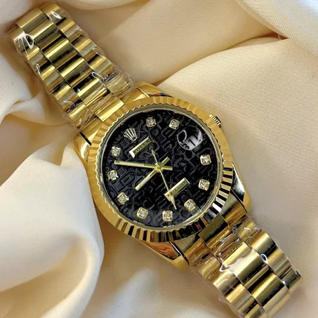 Montre Rolex dorée avec cadran noir