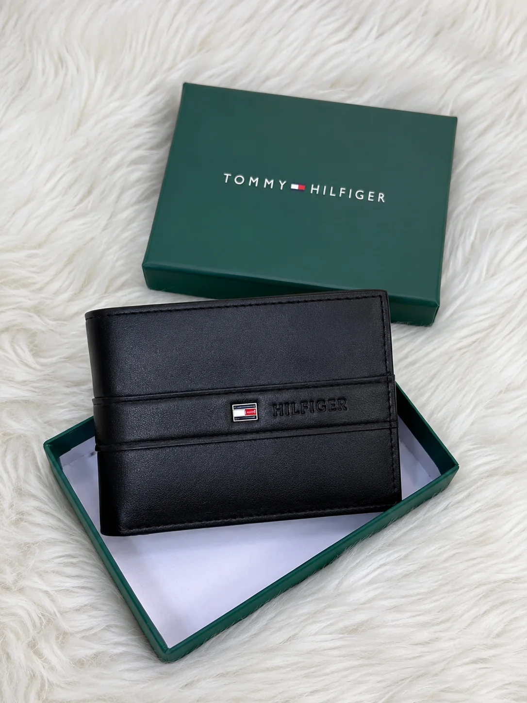 محفظة رجالية فاخرة Tommy Hilfiger – تصميم عصري