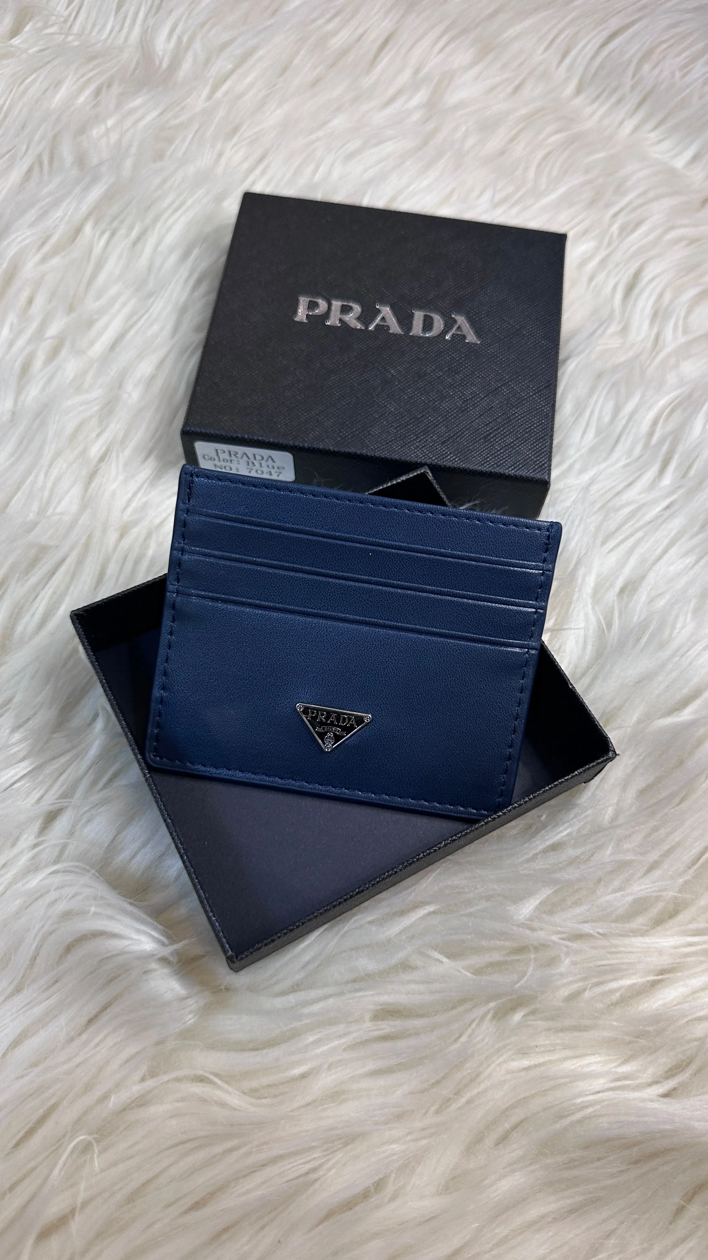 محفظة رجالية فاخرة PRADA – تصميم عصري