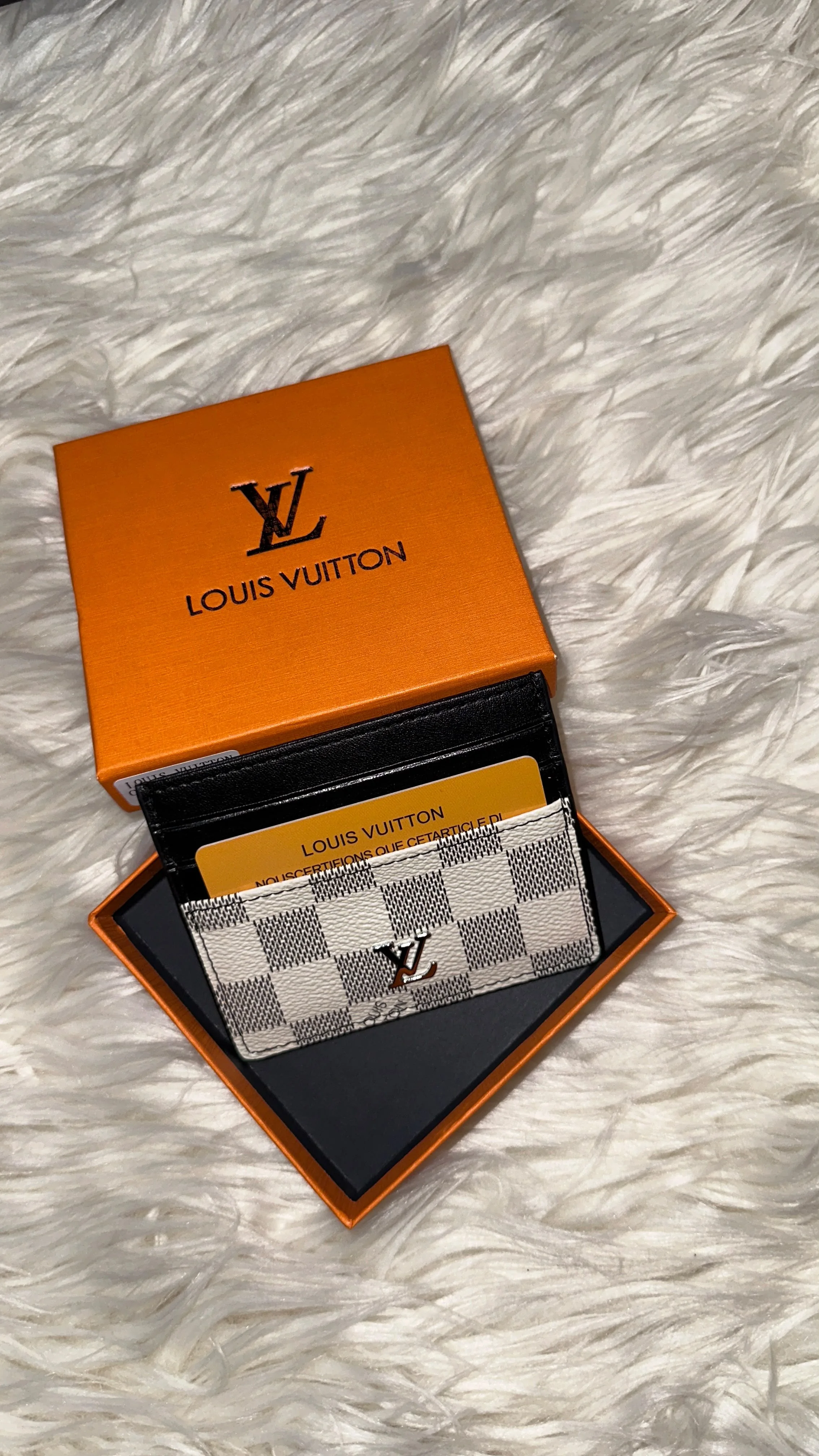 محفظة رجالية فاخرةLOUIS VUITTON – تصميم عصري