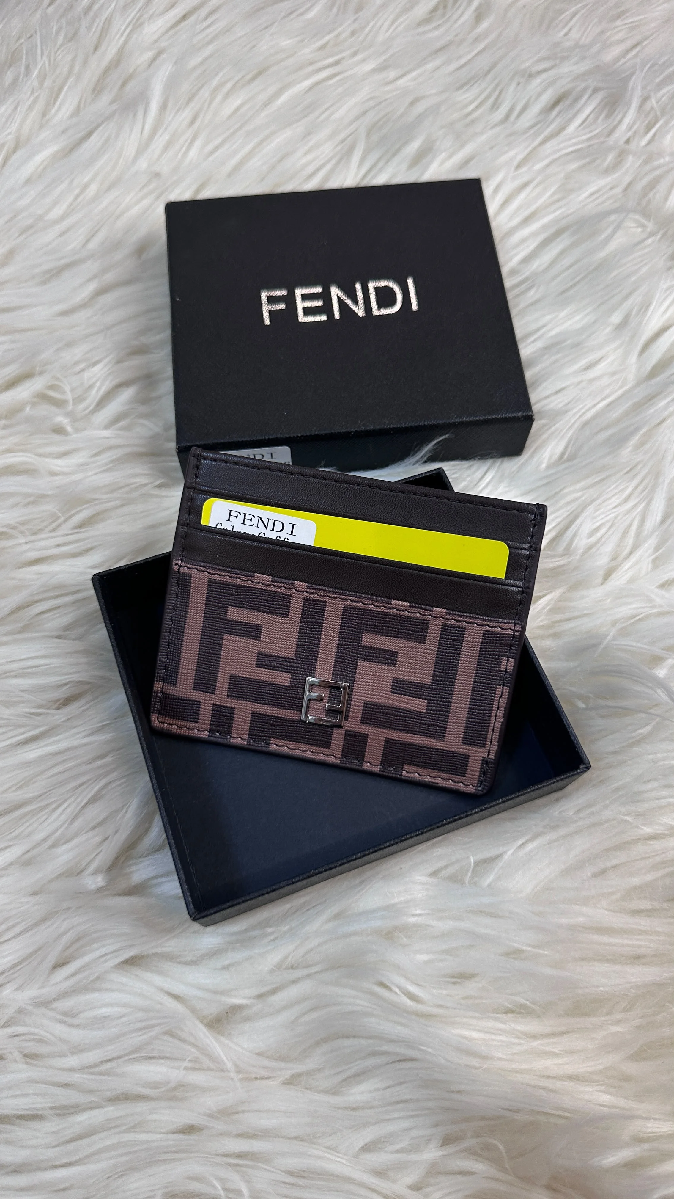محفظة رجالية فاخرة FENDI – تصميم عصري