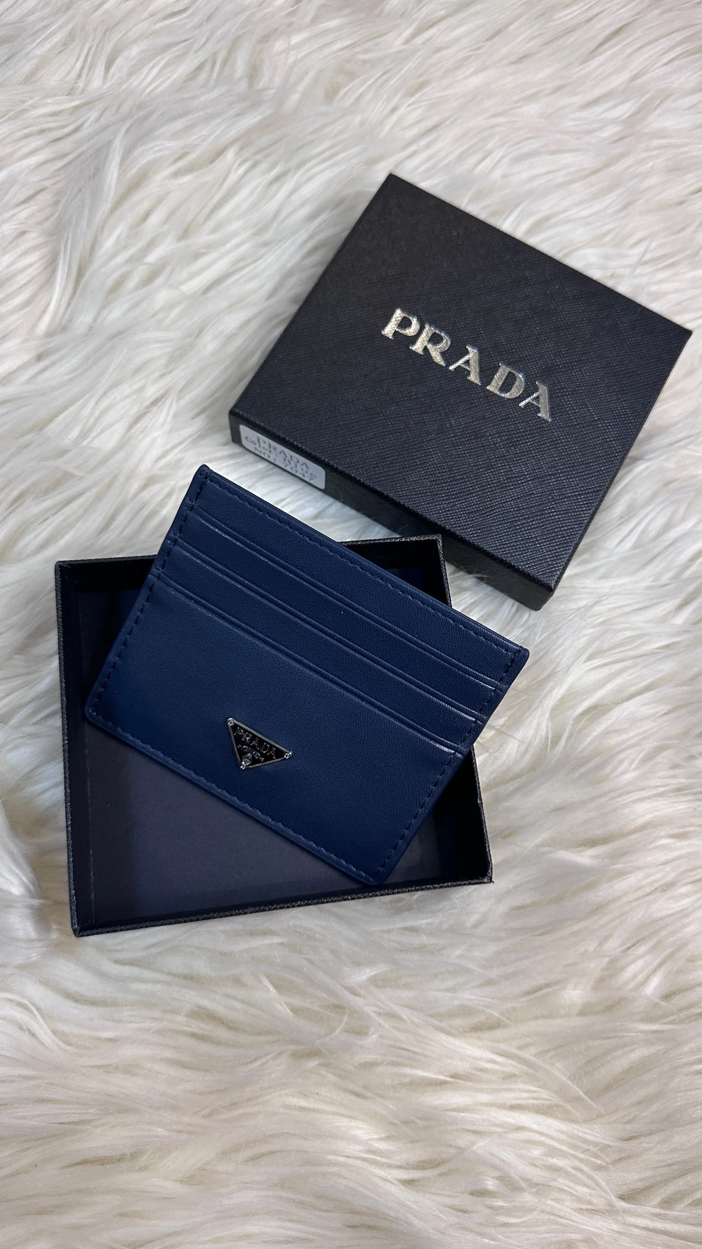 محفظة رجالية فاخرة PRADA – تصميم عصري