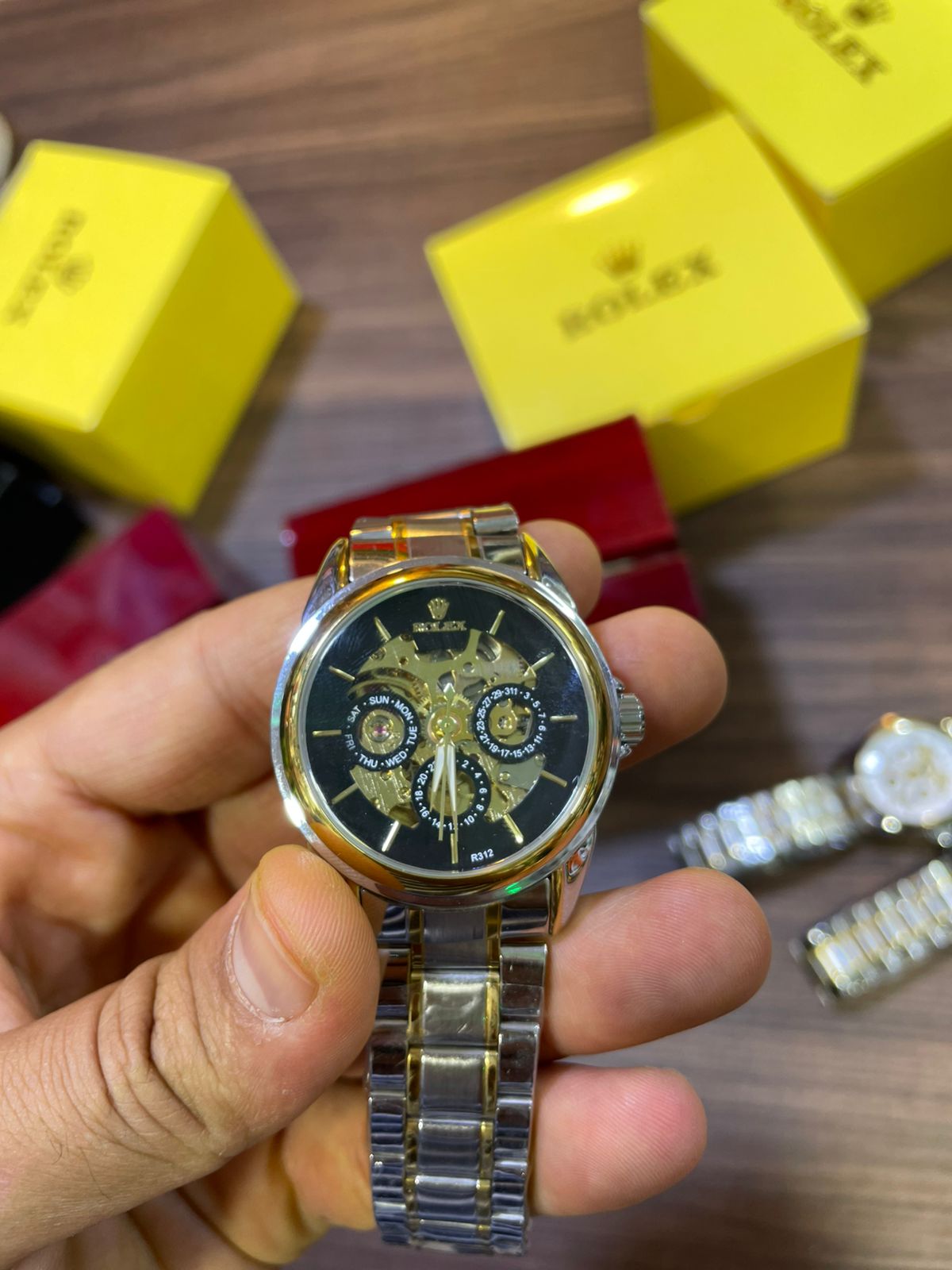 الأناقة كتكمّل بساعة أوتوماتيك ✨ كتخدم بوحدها، بلا بطاريات ولا صداع 👌 ⌚