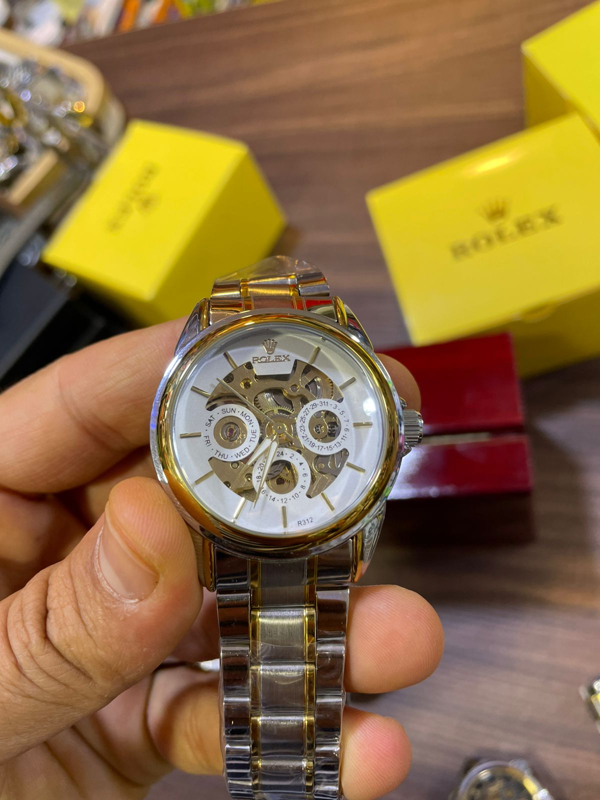 الأناقة كتكمّل بساعة أوتوماتيك ✨ كتخدم بوحدها، بلا بطاريات ولا صداع 👌 ⌚