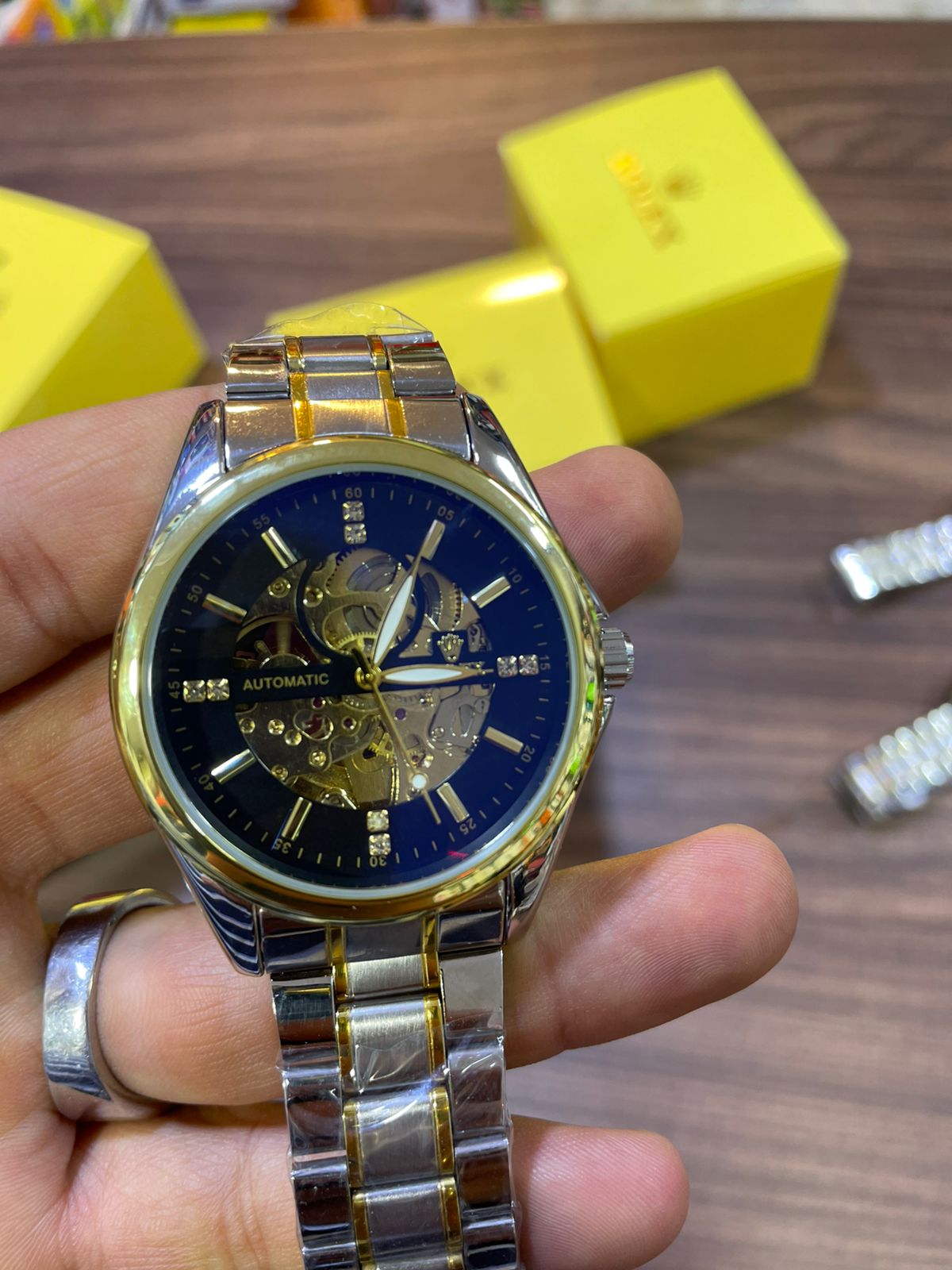 الأناقة كتكمّل بساعة أوتوماتيك ✨ كتخدم بوحدها، بلا بطاريات ولا صداع 👌 ⌚