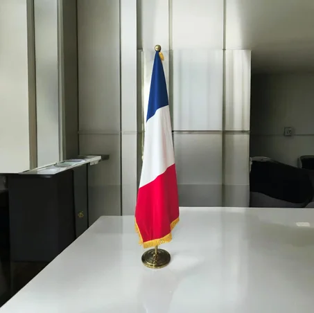 Drapeau Français en Velours Premium avec Support Doré 2 mètre – Élégance & Prestige