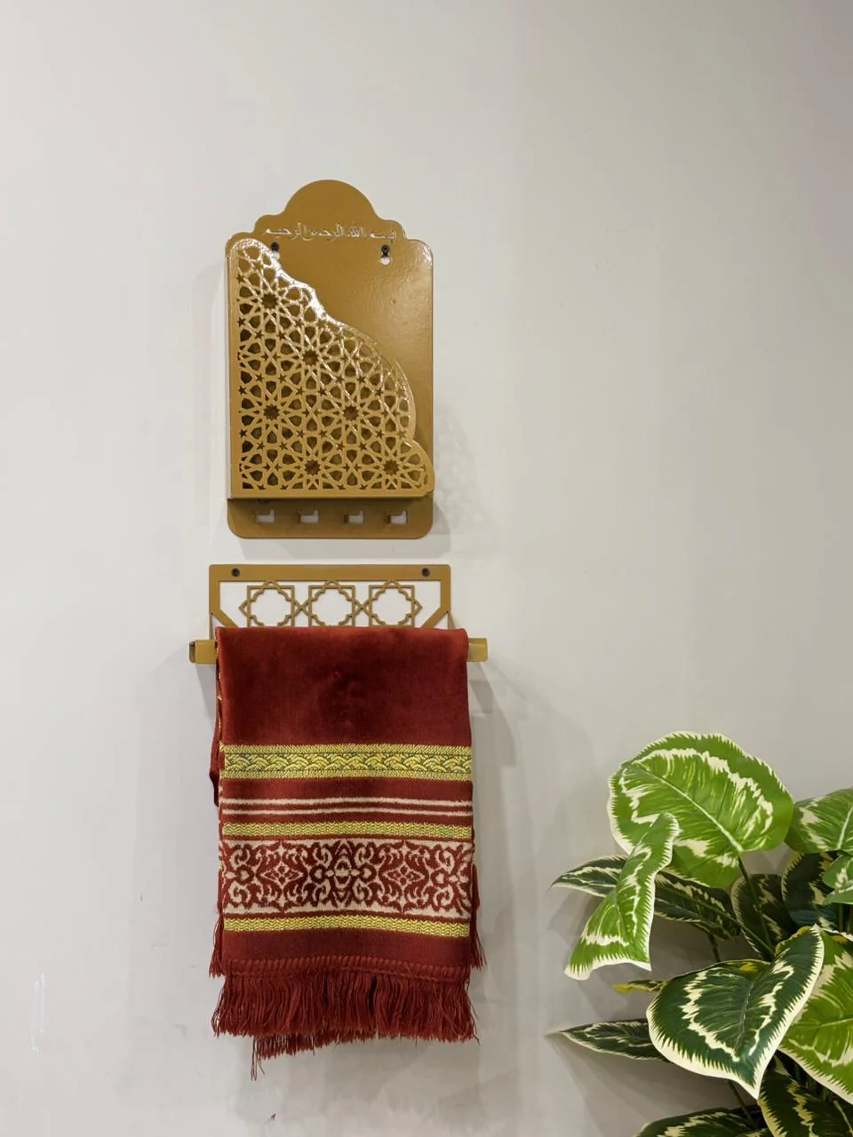 حامل القرآن وحامل سجادة الصلاة