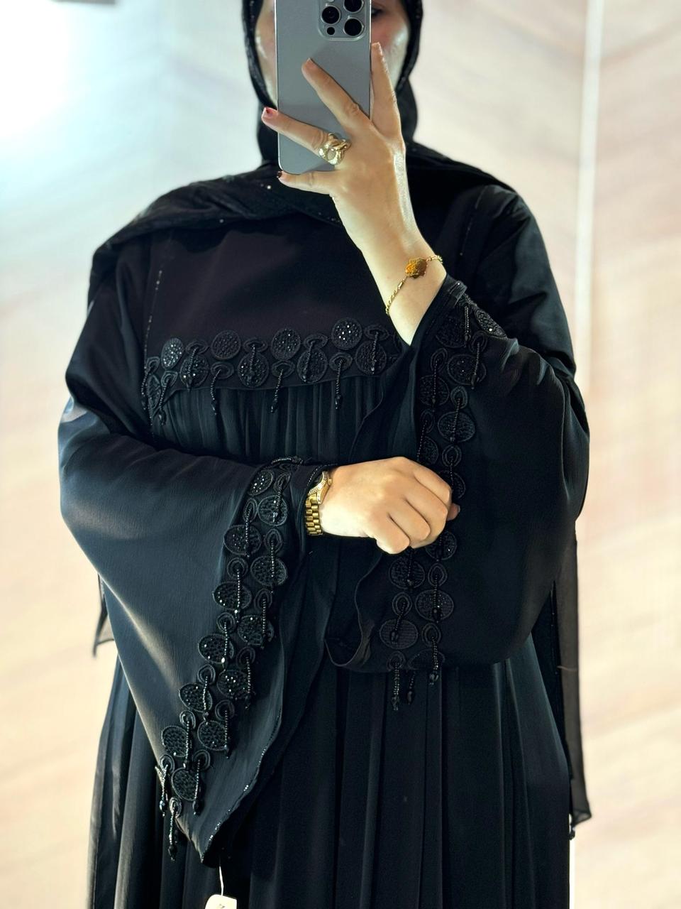🖤✨ عباية حرير مطرزة – راحة ملكية وأناقة بلا مجهود ✨🖤