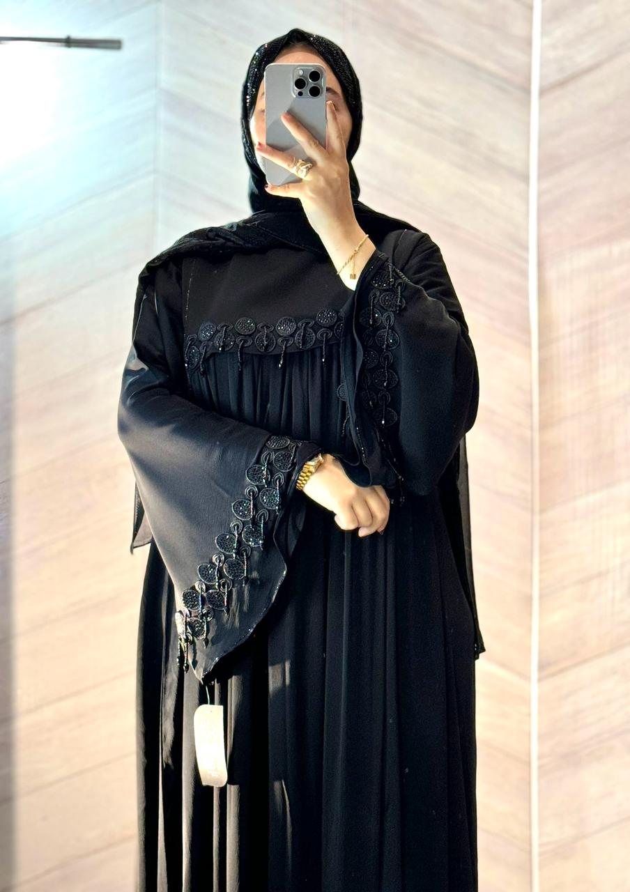 🖤✨ عباية حرير مطرزة – راحة ملكية وأناقة بلا مجهود ✨🖤