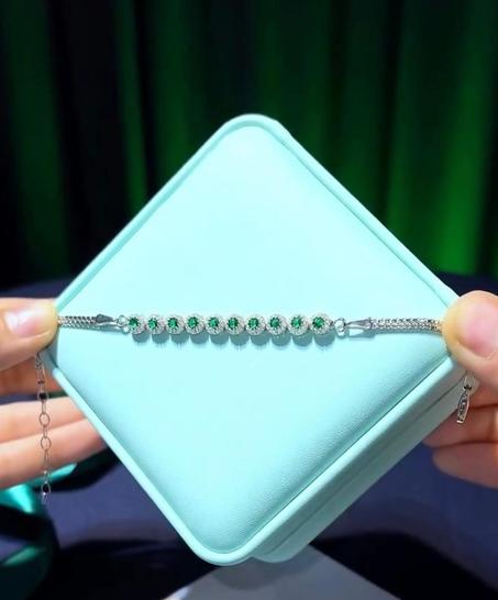 سوار بأحجار الماس الخضراء مع علبة فاخرة 🇫🇷
