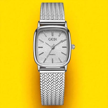 ساعة يد نسائية فضية أنيقة بتصميم مربع ومينا محكم