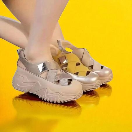 تتميز الصنادل النسائية ذات النعل