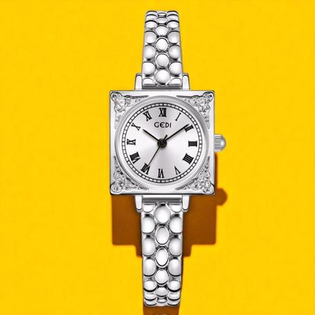 ساعة يد نسائية فضية أنيقة بتصميم مربع