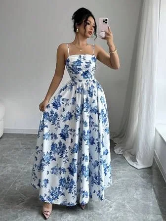 Robe longue blanche à fleurs bleues