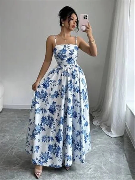 Robe longue blanche à fleurs bleues