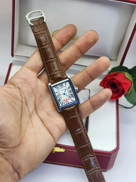 ساعة عصرية بتصميم كلاسيكي فاخر