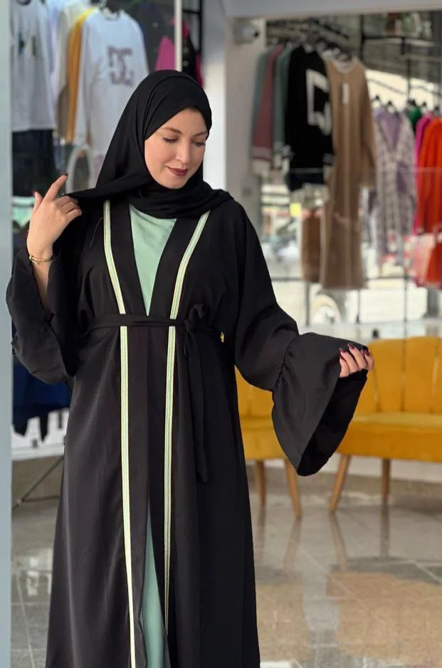 انااا على الجديد والحصري ☺️ لعشاق البساطة 😉 طقم 3 قطع شيحاجةً مختلفة وتوب كريب حرير نخب اول طايح 👌👌👌 انيق وبسيط