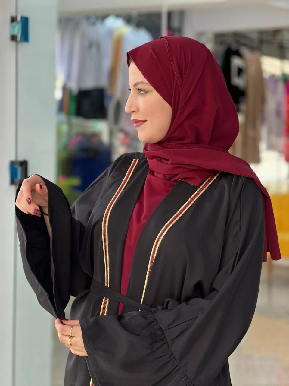 انااا على الجديد والحصري ☺️ لعشاق البساطة 😉 طقم 3 قطع شيحاجةً مختلفة وتوب كريب حرير نخب اول طايح 👌👌👌 انيق وبسيط